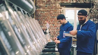 Los dos fundadores de la empresa cervecera Brique House en el trabajo.