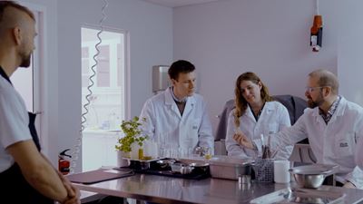 Solar Foods'un test mutfağında Solein ürün tadımı. Şef Morten Holm Christensen, Tatjana Krampitz (her ikisi de GEA’dan) ve Dr. Juha-Pekka Pitkänen (CTO Solar Foods’tan) Kaynak: Bir GEA filmi “Dünyayı besleyebilecek fikirler”