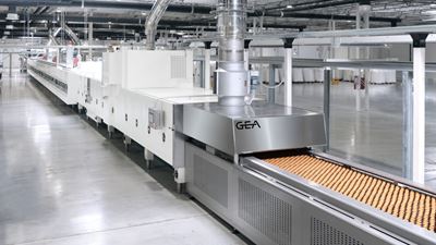 Image 5: Soft cookies leave GEA's new electric baking oven, which produces efficiently and CO₂ neutrally. Source: GEA