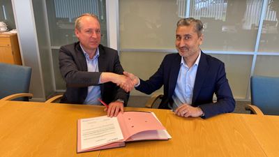 Photo 1: Navin Lakhanpaul, Global Head Pharma-Solid Dosage, GEA (right) and Jean-Luc Herbeaux, CEO of Hovione (left), signed the agreement for close cooperation between the two companies. (Photo: GEA)