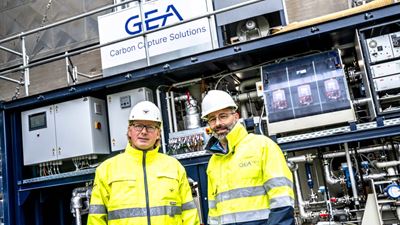 Image: The Managing Director of Phoenix Zementwerke in Beckum, Marcel Gustav Krogbeumker (l.), with Dr. Felix Ortloff, Senior Director Carbon Capture Solutions at GEA. They will analyze the data from the pilot plant and use it to develop the scope for scaling up the system in the next stage.  Source: GEA/Tim Luhmann